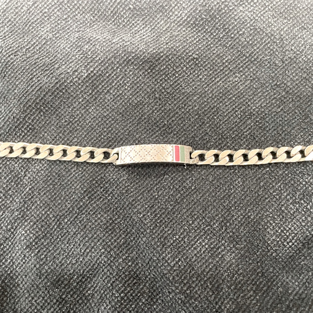 GUCCI Silver ID Style Bracelet! 6.5 inches!
Comes with Box and Dust Bag!